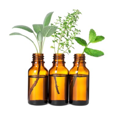Beyaz üzerine izole edilmiş yağlı şişeler ve bitkiler