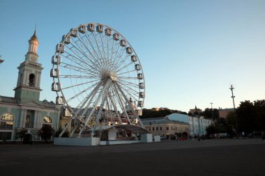 Şehir caddesinde büyük dönme dolap, alçak açı. Metin için boşluk