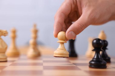 Satranç tahtasında satranç oynayan adam, yakın plan. Metin için boşluk