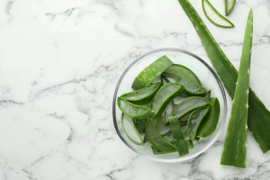 Taze aloe vera parçaları beyaz mermer masada, düz yerde. Metin için boşluk