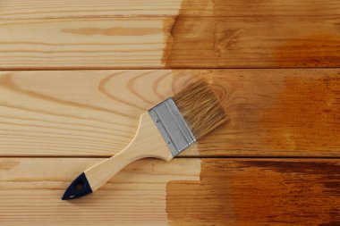 Ahşap yüzeyde ahşap lekeli fırça, üst manzara