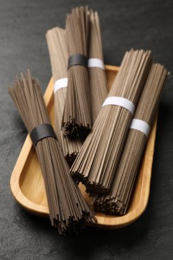 Siyah masada pişmemiş karabuğday eriştesi (soba)