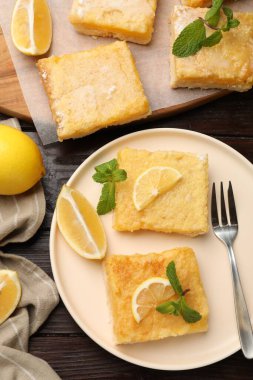 Tahta masada servis edilen leziz limon kalıpları, düz yatış.