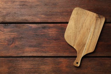 Ahşap masada yeni bir tahta kesim tahtası, üst manzara. Metin için boşluk