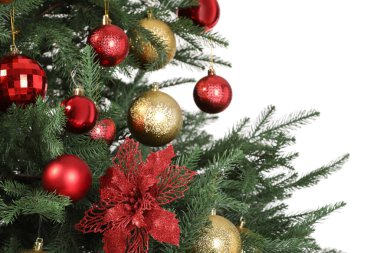 Beyaz süslemelerle süslenmiş güzel Noel ağacı