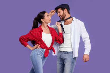 Güzel bir çift menekşe arka planda dans ediyor.