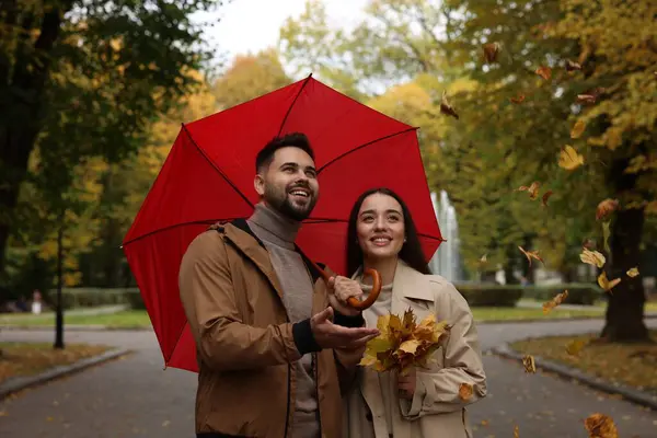 Boldog Fiatal Pár Piros Esernyővel Együtt Töltik Időt Őszi Parkban — Stock Fotó