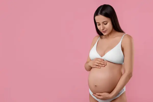 Krásná Těhotná Žena Stylovém Pohodlném Spodním Prádle Růžovém Pozadí Prostor — Stock fotografie