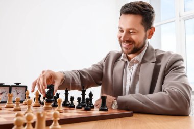 Turnuva sırasında içeride satranç oynayan bir adam.