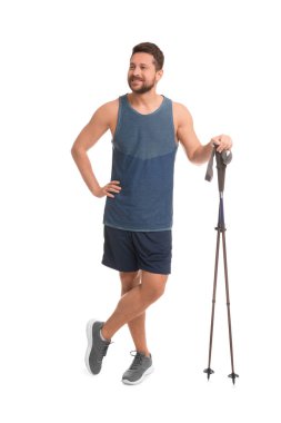 İskandinav yürüyüşü için direkleri olan adam beyazda izole edilmiş.