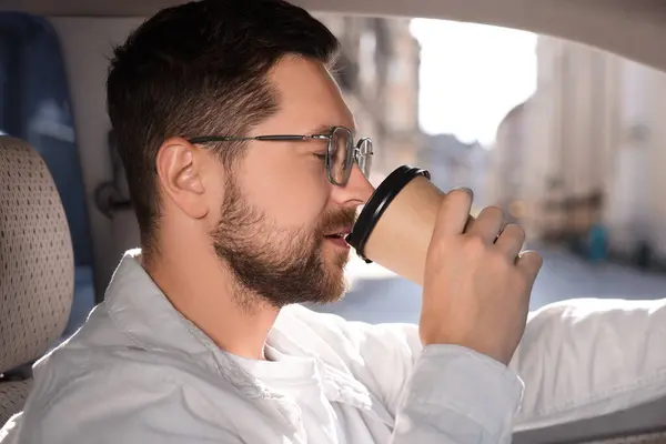 飲みに行って 車でコーヒーを飲んでいるハンサムな男 — ストック写真