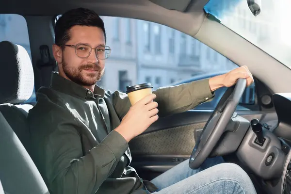 コーヒー 行って 彼の車を運転する紙コップのハンサムな男 — ストック写真
