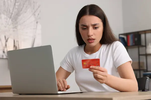 Zdezorientowana Kobieta Kartą Kredytową Używająca Laptopa Przy Stole Domu Uważaj — Zdjęcie stockowe