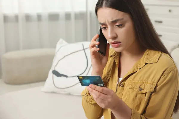 Zdezorientowana Kobieta Kartą Kredytową Rozmawiająca Przez Telefon Domu Miejsce Sms — Zdjęcie stockowe