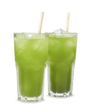 Lezzetli buzlu yeşil kibrit çayı beyazda izole edilmiş.