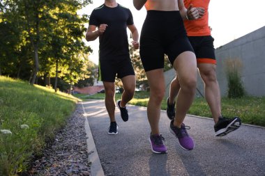 Dışarıya koşan bir grup insan, yakın çekim.