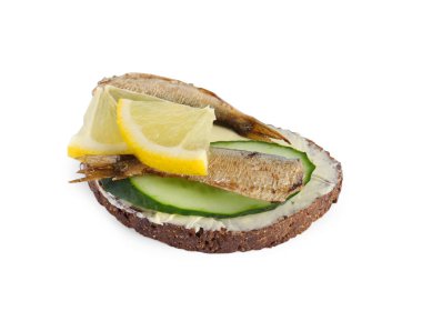 Tütsülenmiş balık, salatalık ve limonlu leziz sandviç.