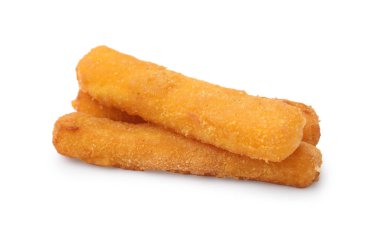 Lezzetli kızarmış mozzarella çubukları beyaza izole edilmiş.