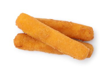 Lezzetli kızarmış mozzarella çubukları beyaza izole edilmiş, üst manzara