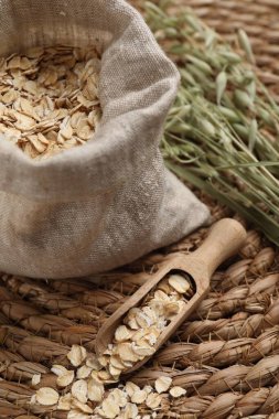 Hasır üzerinde yulaf ezmesi ile kepçe ve torba