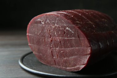 Ahşap masada leziz bir Bresaola, yakın çekim manzarası.