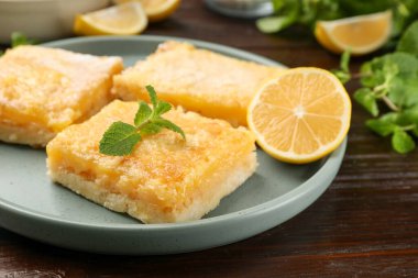 Ahşap masada servis edilen lezzetli limonlu kekler, yakın plan.