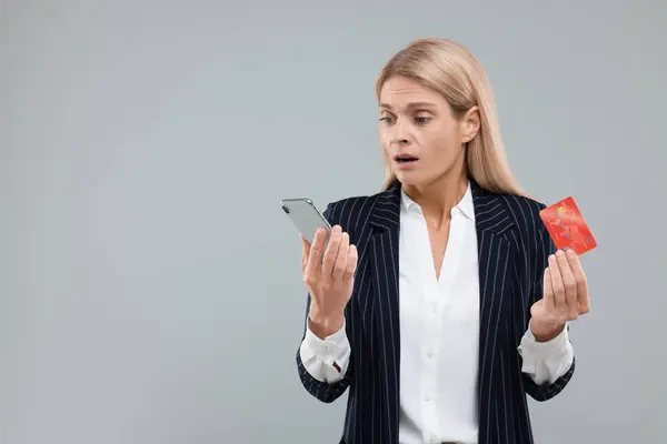 Stresowana Kobieta Kartą Kredytową Smartfonem Szarym Tle Miejsce Tekst Uważaj — Zdjęcie stockowe