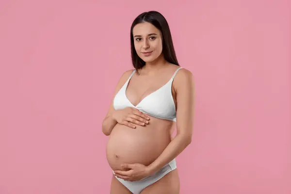 Krásná Těhotná Žena Stylové Pohodlné Spodní Prádlo Růžovém Pozadí — Stock fotografie