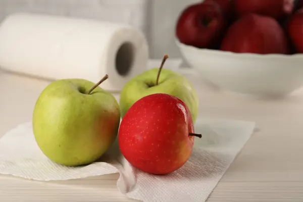 가벼운 테이블 클로즈업에 신선한 사과와 — 스톡 사진