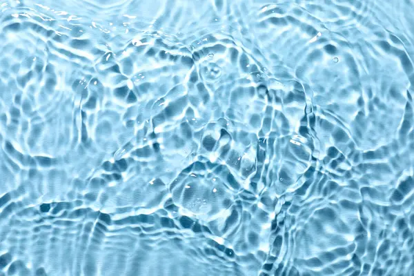 ライトブルーの背景 トップビューに透明な水のリップされた表面 ストック写真