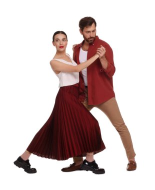 Güzel bir çift beyaz arka planda dans ediyor.