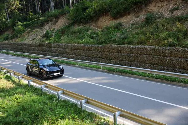 Vista Pitoresca Estrada Asfalto Com Carro Preto Moderno Livre — Fotografia de Stock
