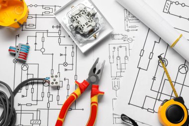 Elektrik teçhizatı ve kablo şeması üzerine pense, düz konum
