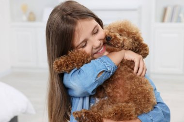 Evinde şirin bir köpek yavrusu olan küçük bir çocuk. Sevimli hayvan