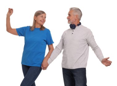 Yaşlı çift beyaz arka planda dans ediyor.