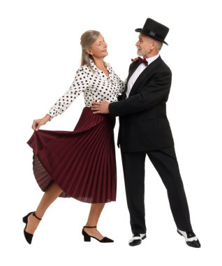 Yaşlı çift beyaz arka planda dans ediyor.