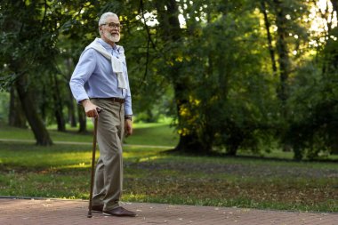 Park yerinde bastonlu son sınıf öğrencisi. Metin için boşluk