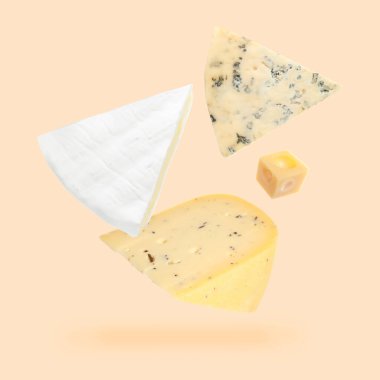 Bej arkaplana düşen farklı peynir türleri