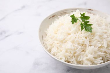 Maydanozlu bir kase lezzetli pirinç, yakın plan. Metin için boşluk