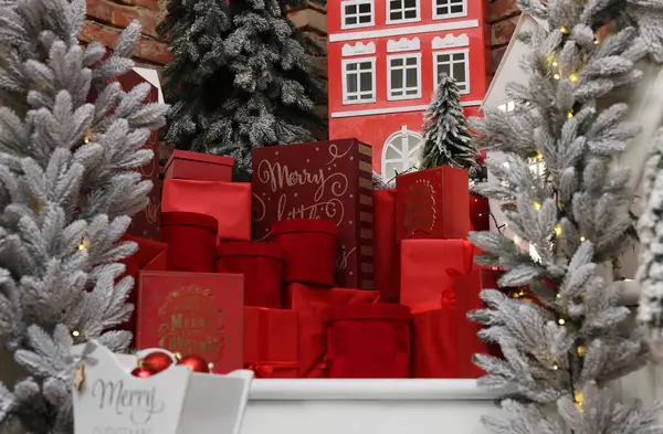 Χριστουγεννιάτικα Δέντρα Κουτιά Δώρων Και Γιορτινή Διακόσμηση Εσωτερικούς Χώρους Εσωτερική — Φωτογραφία Αρχείου