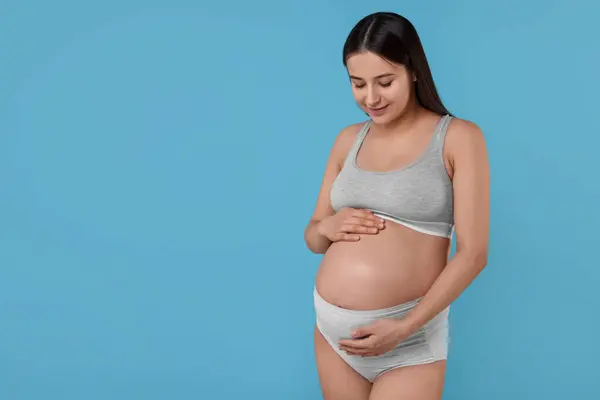 Krásná Těhotná Žena Pohodlném Mateřství Spodní Prádlo Světle Modrém Pozadí — Stock fotografie