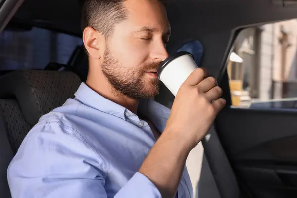 飲みに行って 車でコーヒーを飲んでいるハンサムな男 — ストック写真