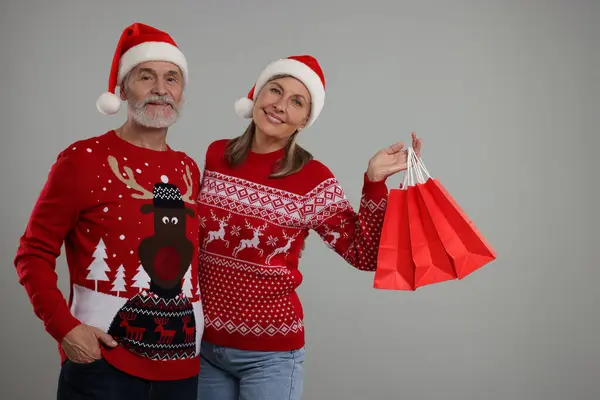 Couple Aîné Pulls Noël Chapeaux Père Noël Avec Des Sacs — Photo