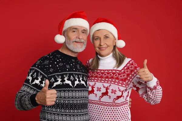 Couple Aîné Pulls Noël Chapeaux Père Noël Montrant Pouces Sur — Photo