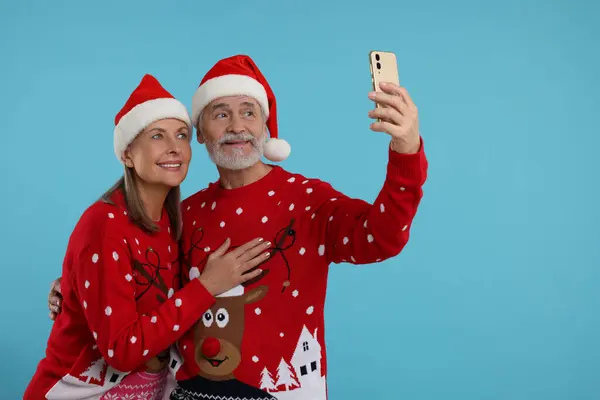 Couple Aîné Chandails Noël Chapeaux Père Noël Prenant Selfie Sur — Photo