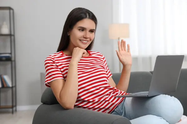 Ευτυχισμένη Νεαρή Γυναίκα Που Κάνει Βιντεοκλήση Μέσω Φορητού Υπολογιστή Και — Φωτογραφία Αρχείου
