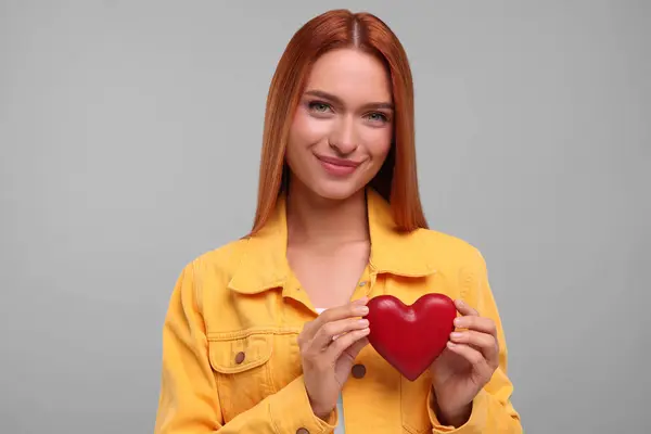 Hermosa Mujer Con Corazón Rojo Sobre Fondo Gris — Foto de Stock