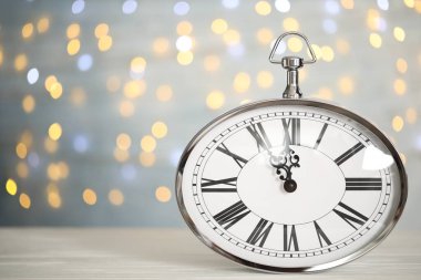 Bulanık arkaplanda gece yarısına beş dakika var. Mesaj için yer var. Yeni yıl geri sayımı