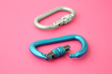 Parlak pembe arka planda iki metal jandarma.