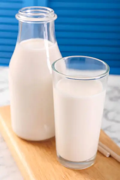 白色桌子上有美味牛奶的玻璃器皿 特写镜头 — 图库照片